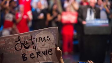 Una asistente al evento de Bernie Sanders este miércoles por la noche en el Wiltern Theater de Los Angeles, portaba un letrero: latinas por Bernie.