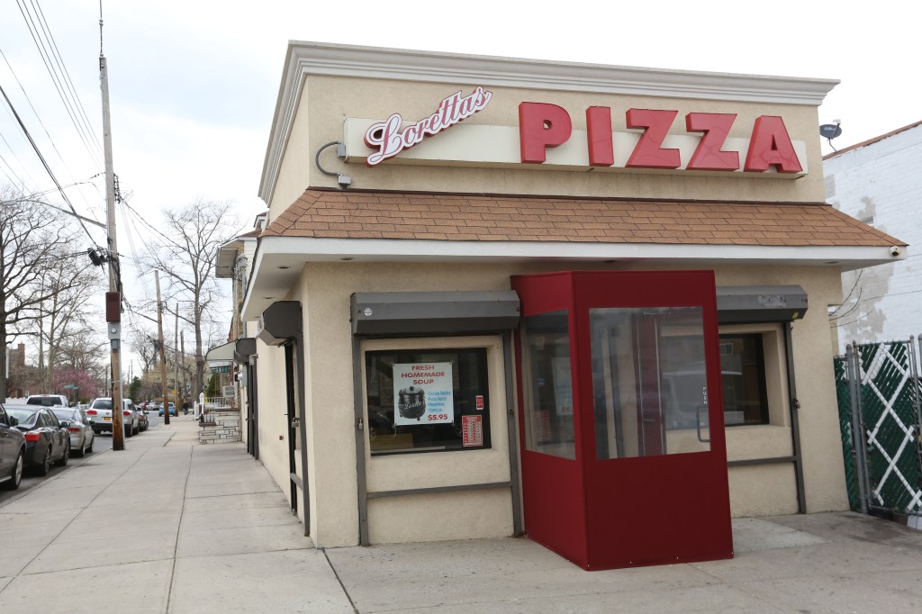 Pizza Loretta's en Layton Ave. Bronx. Nuestros Barrios. Country Club - Bronx. Photo Credito Mariela Lombard/El Diario NY