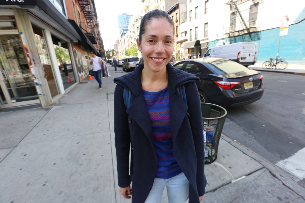 Samantha Vazquez, Mexicana Nuestros Barrios. Recorriendo la Primera y Segunda Avenida entre la Calle 14 y Houston en Manhattan. Photo Credito Mariela Lombard/El Diario NY.