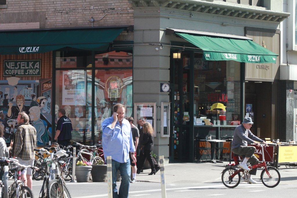 Nuestros Barrios. Recorriendo la Primera y Segunda Avenida entre la Calle 14 y Houston en Manhattan. Photo Credito Mariela Lombard/El Diario NY.