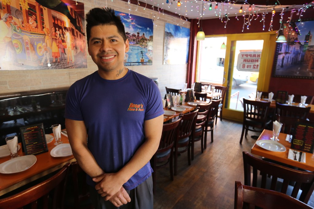 Victor Xiqui, trabaja en East Village Burrito en la Primera Avenida. Nuestros Barrios. Recorriendo la Primera y Segunda Avenida entre la Calle 14 y Houston en Manhattan. Photo Credito Mariela Lombard/El Diario NY.