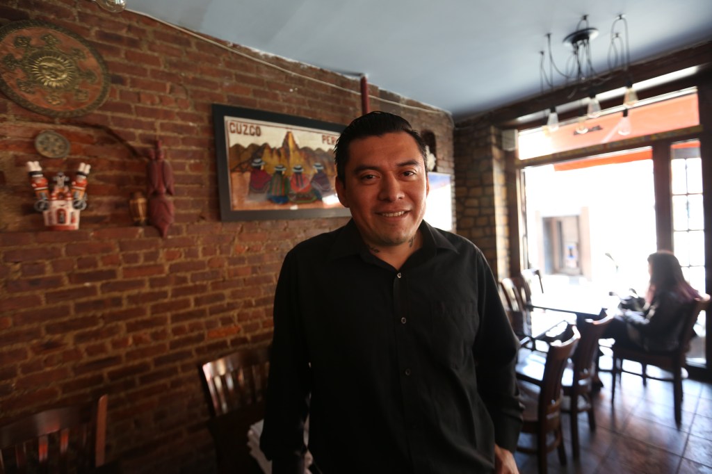 Ricardo Vega del Restaurant Peruano Mancora en la Primera Avenida. Nuestros Barrios. Recorriendo la Primera y Segunda Avenida entre la Calle 14 y Houston en Manhattan. Photo Credito Mariela Lombard/El Diario NY.