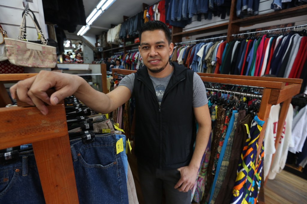 Marcos Delci que trabaja en la tienda No Retalion vintage en la Primera Avenida. Nuestros Barrios. Recorriendo la Primera y Segunda Avenida entre la Calle 14 y Houston en Manhattan. Photo Credito Mariela Lombard/El Diario NY.