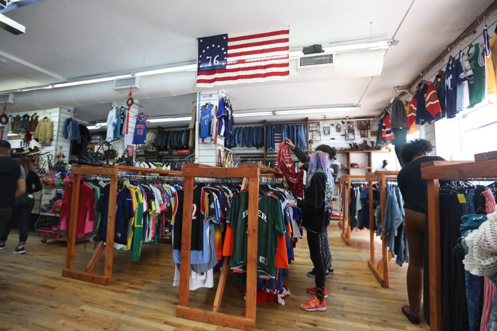 Tienda No Relation vintage en la Primera Avenida. Nuestros Barrios. Recorriendo la Primera y Segunda Avenida entre la Calle 14 y Houston en Manhattan. Photo Credito Mariela Lombard/El Diario NY.