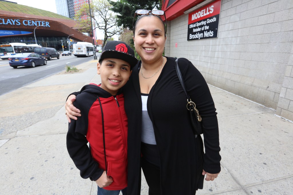 Jennifer Franco con su hijo, Ethan. Nuestros Barrios en Atlantic Ave. in Brooklyn. Photo Credito Mariela Lombard/El Diario NY.