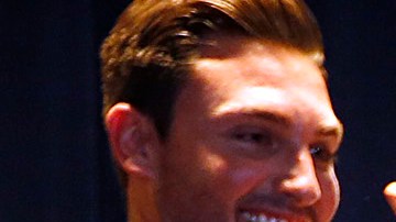 El gobernador de California Jerry Brown firma en ley el incremento del salario mínimo a 15 dólares por hora, durante una ceremonia en el centro de Los Ángeles. La propuesta de aumentar el salario mínimo en California a $15 por hora para el año 2022 fue aprobada ayer por la legislatura estatal. (Foto: Aurelia Ventura/La Opinion)