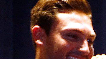 El gobernador Jerry Brown firmó a ley la SB 3, que aumentará gradualmente el salario mínimo en todo el estado.