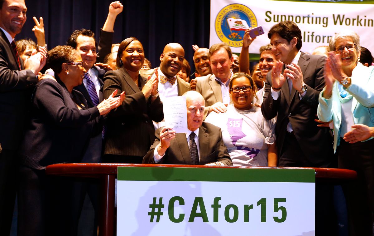 En qué consiste el aumento del salario mínimo en California - La Opinión
