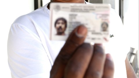 Con tu credencial de votar actualizada puedes participar en la elección de revocación de mandato. (Archivo/La Opinión)