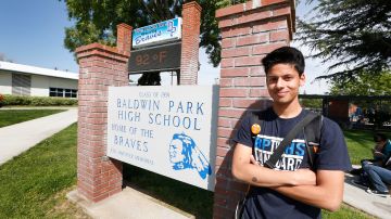 César Arévalo, estudiante de la secundaria Baldwin Park, ha sido aceptado en 12 universidades importantes, entre estas cinco escuelas Ivy League, por sus altas calificaciones en seis materias avanzadas. (Foto: Aurelia Ventura/La Opinion)