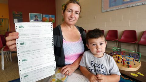 Alicia Alemán con su hijo Isaías Ojeda durante su visita a las oficinas de WIC en Balwin Park. Según los voceros de WIC, el programa gubernamental que ofrece cupones de comida gratis para las familias con hijos menores de cinco años de edad y las mujeres embarazadas, madres han dejado de solicitar WIC debido al miedo y ambiente antiinmigrante. (Foto Aurelia Ventura/La Opinion)