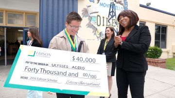 Ulysses Acero, estudiante de la secundaria Montebello, recibe un cheque simbólico de $40,000 de parte de Edison International que le ayudará a pagar la Universidad.
