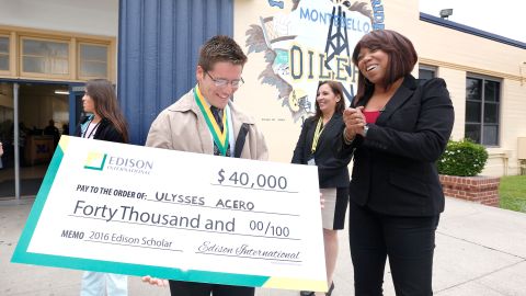 Ulysses Acero, estudiante de la secundaria Montebello, recibe un cheque simbólico de $40,000 de parte de Edison International que le ayudará a pagar la Universidad.