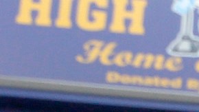 Ulysses Acero de la secundaria Montebello recibe el cheque de Edison International a principios del año 2016. /(Aurelia Ventura/La Opinion)