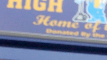 Ulysses Acero de la secundaria Montebello recibe el cheque de Edison International a principios del año 2016. /(Aurelia Ventura/La Opinion)