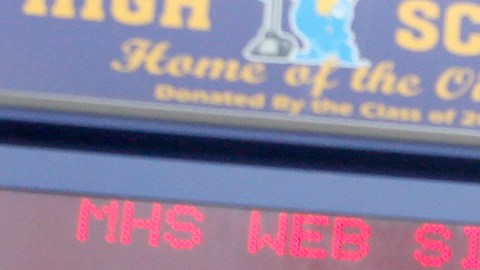 Ulysses Acero de la secundaria Montebello recibe el cheque de Edison International a principios del año 2016. /(Aurelia Ventura/La Opinion)