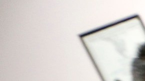 04/14/16/ LOS ANGELES/ Tax advisor Edgar Palacios works with customers Carlos Mino and his wife Rosio file their 2015 taxes in Los Angeles. The deadline for filing 2015 U.S. taxes is April 18th.  (Photo Aurelia Ventura/ La Opinion)