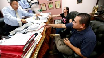 04/14/16/ LOS ANGELES/ Tax advisor Edgar Palacios works with customers Carlos Mino and his wife Rosio file their 2015 taxes in Los Angeles. The deadline for filing 2015 U.S. taxes is April 18th.  (Photo Aurelia Ventura/ La Opinion)