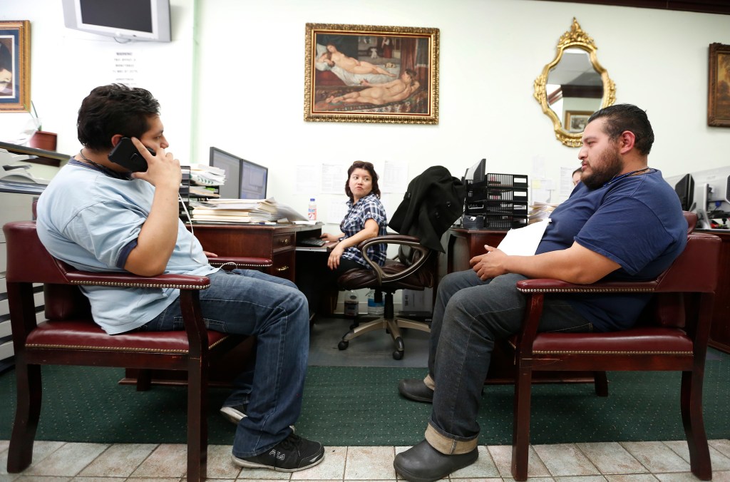 04/14/16/ LOS ANGELES/ A tax advisor from Edgar N. Palacios, PA & Co. works with customers Jorge Rodriguez and his brother Sergio Rodriguez file their 2015 taxes in Los Angeles. The deadline for filing 2015 U.S. taxes is April 18th. (Photo Aurelia Ventura/ La Opinion)