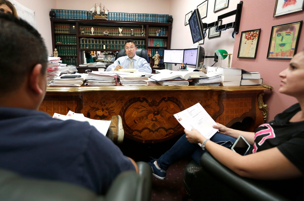 04/14/16/ LOS ANGELES/ Tax advisor Edgar Palacios works with customers Carlos Mino and his wife Rosio file their 2015 taxes in Los Angeles. The deadline for filing 2015 U.S. taxes is April 18th. (Photo Aurelia Ventura/ La Opinion)