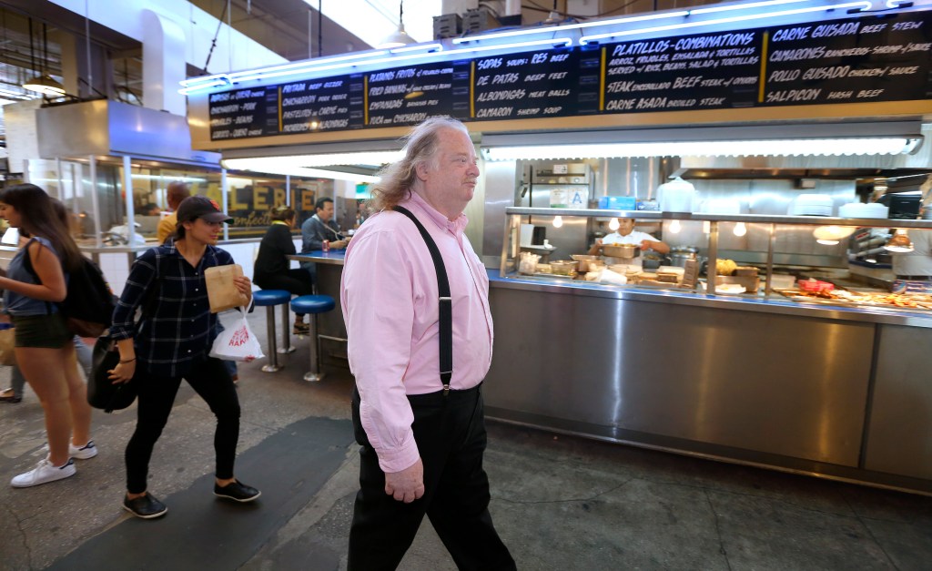 Jonathan Gold ha frecuentado el Grand Central Market desde que era niño y lo ha visto cambiar. Ahora recorre la ciudad en una vieja camioneta, buscando nuevos restaurantes. "Yo sé cuando algo es nuevo en un sitio", afirma. 