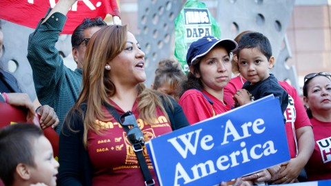 04/18/16/ LOS ANGELES/Inmigrante Maria Amaya, con su hijo Albert Diaz, durante una conferencia frente al edificio Edward R. Roybal, donde líderes sindicales, inmigrantes y activistas pidieron a los jueces de la Corte Suprema desbloquear las acciones ejecutivas que prometen sacar parcialmente de las sombras a millones de indocumentados que han echado raíces en este país. (Foto Aurelia Ventura/ La Opinion)