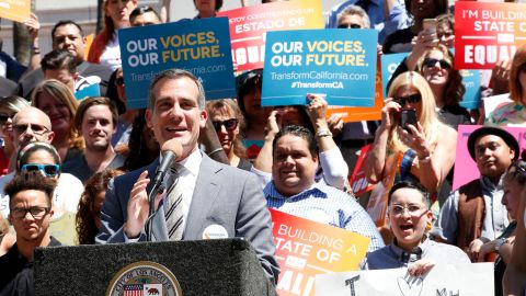 El alcalde Eric Garcetti durante el lanzamiento de una campaña de protección para las personas transgénero. (Foto: Aurelia Ventura/ La Opinion)