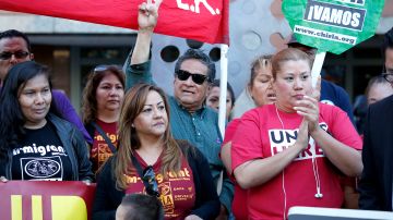 Líderes sindicales, inmigrantes y activistas pidieron, durante conferencia frente al edificio Edward R. Roybal, que los jueces de la Corte Suprema desbloqueen los alivios migratorios. (Foto Aurelia Ventura/ La Opinion)