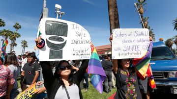 Activistas y estudiantes de la secundaria Santee se manifestaron ayer frente al plantel, luego de una trifulca ocurrida el martes con miembros de un grupo antigay. /AURELIA VENTURA