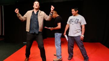Los actores Mick Garcia, Alex Corper y Gabriel Cruz durante el ensayo de la obra "Historias de Futbol" en el teatro Frida Kahlo.  (Foto Aurelia Ventura/ La Opinion)