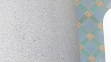 El alcalde Eric Garcetti saluda a Stephanie Medina una estudiante de 15 años que podrá beneficiarse del programa. (Aurelia Ventura/ La Opinion)