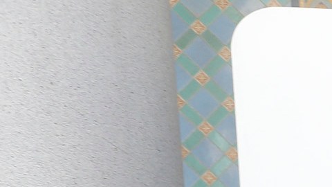 El alcalde Eric Garcetti saluda a Stephanie Medina una estudiante de 15 años que podrá beneficiarse del programa. (Aurelia Ventura/ La Opinion)