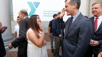 El alcalde Eric Garcetti saluda a Stephanie Medina una estudiante de 15 años que podrá beneficiarse del programa. (Aurelia Ventura/ La Opinion)