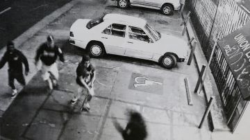 Momento en que Lazo es atacado por tres sospechoso afuera de una tienda en Westlake. (Foto: Aurelia Ventura/ La Opinion)