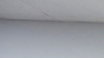 Carolina Moran y su hijo Angel Gallegos, ayudan a preparar los carteles para la marcha del 1 de Mayo en Los Ángeles.