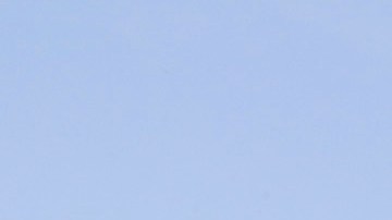 Luis Navarro abraza a su hija Camila, de 8 años, durante un convivio entre padres presos y sus hijos en la cárcel Pitchess del condado de Los Ángeles en Castaic. (Foto: Aurelia Ventura/ La Opinion)