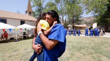 Luis Navarro abraza a su hija Camila, de 8 años, durante un convivio entre padres presos y sus hijos en la cárcel Pitchess del condado de Los Ángeles en Castaic. (Foto: Aurelia Ventura/ La Opinion)