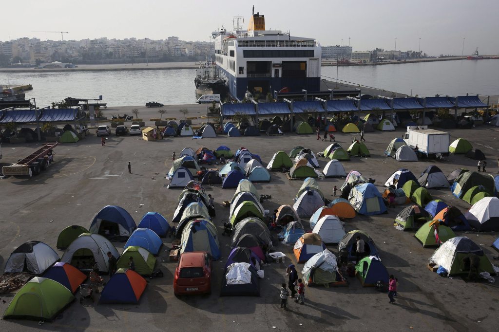 ista general de las tiendas de campaña en el campamento para refugiados del puerto del Pireo en Grecia.