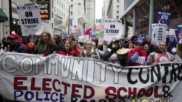 Miembros de sindicatos  y estudiantes marchan el 1 de abril 2016 por las calles de Chicago, Illinois, para pedir un alto en los recortes a la educación.