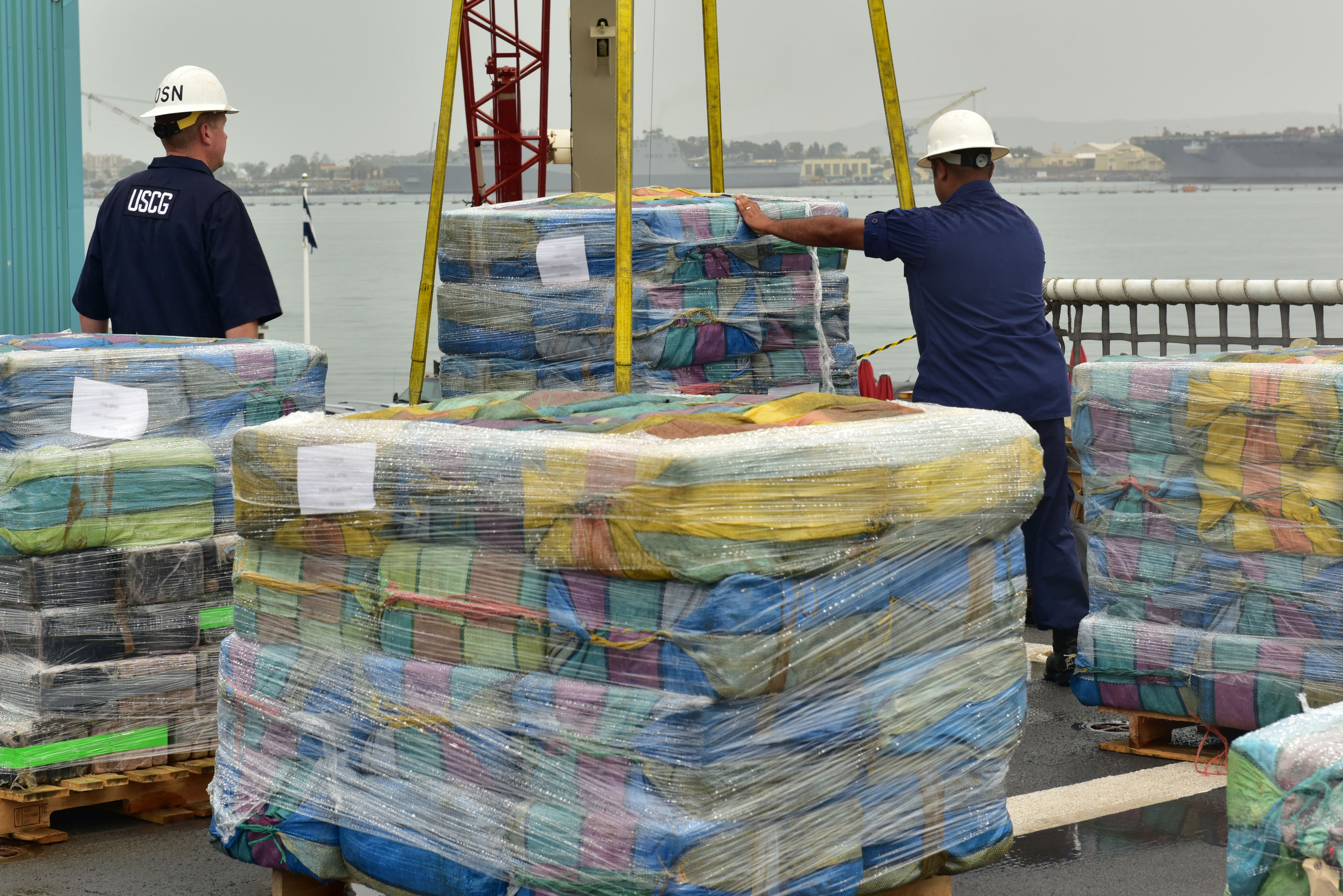 Agentes de la Guardia Costera descargan en el puerto de San Diego, California, un cargamento de 14 toneladas de cocaína. 