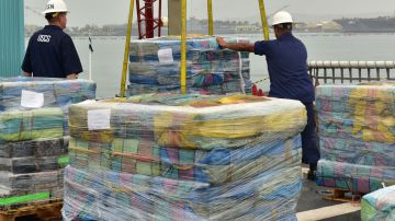 Agentes de la Guardia Costera descargan en el puerto de San Diego, California, un cargamento de 14 toneladas de cocaína.