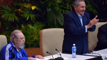 Fidel (89 años) y Raúl Castro (84) en el cierre del VII Congreso del Partido Comunista de Cuba.