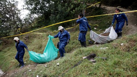 Especialistas trabajan en los alrededores del lugar donde vivía Armando Valencia Vargas, conocido como el "Monstruo de Monserrate", en Bogotá.