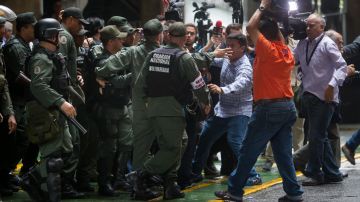 Periodistas son retirados del Consejo Nacional Electoral hoy, jueves 21 de abril del 2016, en la ciudad de Caracas.