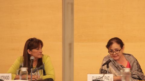 Las integrantes del grupo interdisciplinario de expertos independientes (GIEI), Ángela Buitrago (i) y Claudia Paz (d), participan en el seminario Ayotzinapa y el GIEG balance y lecciones en Ciudad de México.