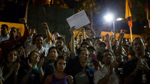 Diana López, hermana del líder opositor venezolano Leopoldo López, muestra el formato firmado por su hermano para solicitar el proceso de referendo revocatorio presidencial , en Caracas.