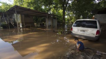 Las inundaciones que se registran en gran parte de Texas se han cobrado la vida de una mujer y sus cuatro nietos.