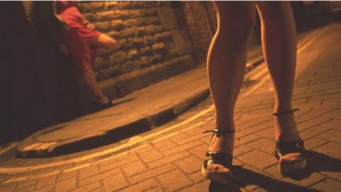 La medida cambia una ley previa que penalizaba a las trabajadores sexuales. Ahora los culpables del delito serán los clientes.