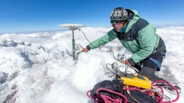 Un expedicionario francés colocó el GPS en la cumbre del Chimborazo para realizar la medición.