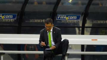Osorio gusta de anotar toda situación que observa en su libreta.